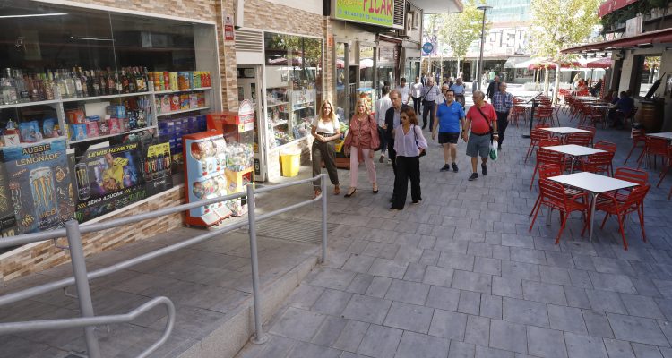 Paloma García Romero y Nadia Álvarez visitan el entorno de la calle de Alcalá y la plaza de Quintana