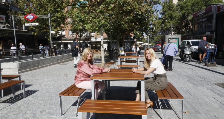 Paloma García Romero y Nadia Álvarez visitan el entorno de la calle de Alcalá y la plaza de Quintana