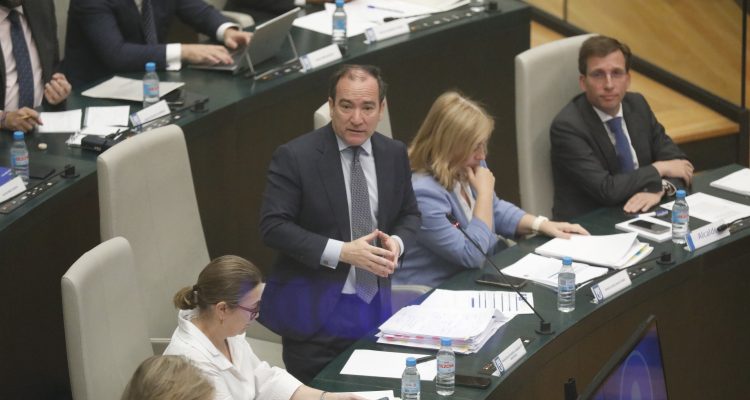 El delegado de Urbanismo, Movilidad y Medio Ambiente, Borja Carabante, durante el pleno