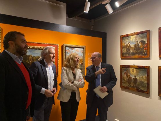 La coordinadora general de Cultura, María José Barrero, y el concejal de Centro, Carlos Segura, en la inauguración de la muestra