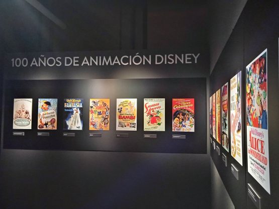 Carteles de las películas de estos 100 años de Disney presentes en la exposición