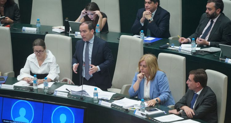 El delegado de Urbanismo, Movilidad y Medio Ambiente, Borja Carabante, durante el pleno
