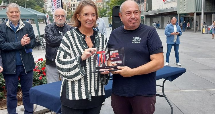 La concejala entrega su galardón al primer premiado