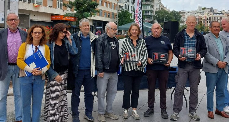 La concejala y los dos primeros premiados, junto a miembros del Jurado