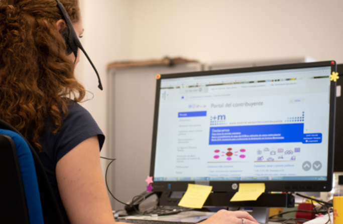 Foto de archivo. Una empleada municipal durante su jornada laboral