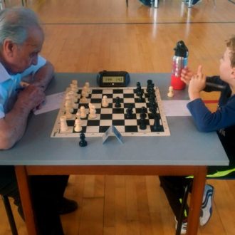 Centenario contra niño en partida de ajedrez en Moratalaz