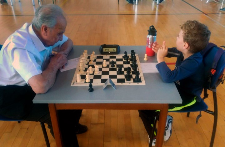 Centenario contra niño en partida de ajedrez en Moratalaz