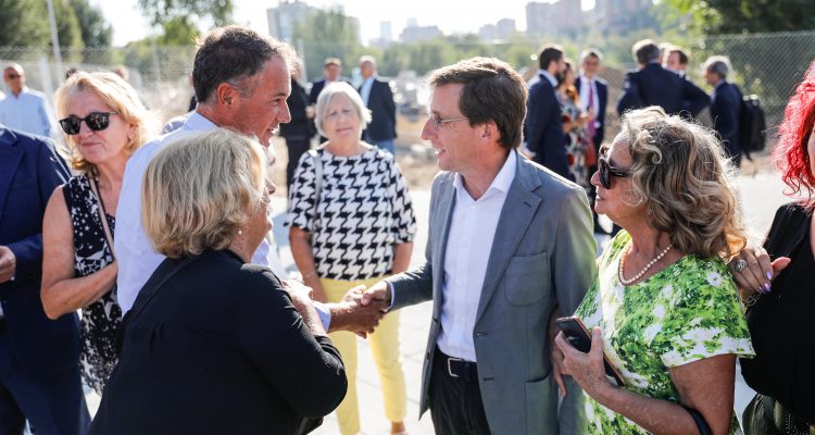 Almeida durante la visita a la nueva calle en Peñagrande
