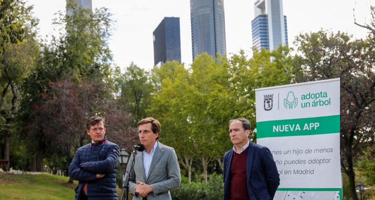 Almeida presenta aplicación Adopta un árbol