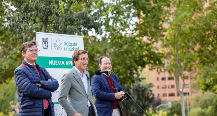 Almeida presenta aplicación Adopta un árbol
