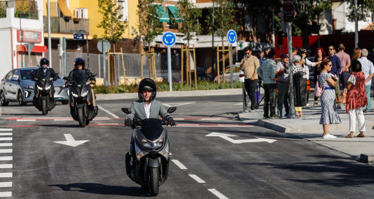 Almeida circula por la nueva calle del barrio de Peñagrande