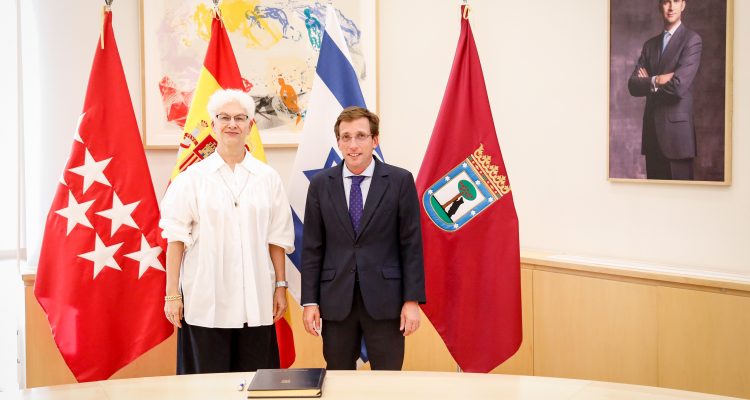 José Luis Martínez-Almeida junto a la embajadora de Israel en España, Rodica Radian-Gordon
