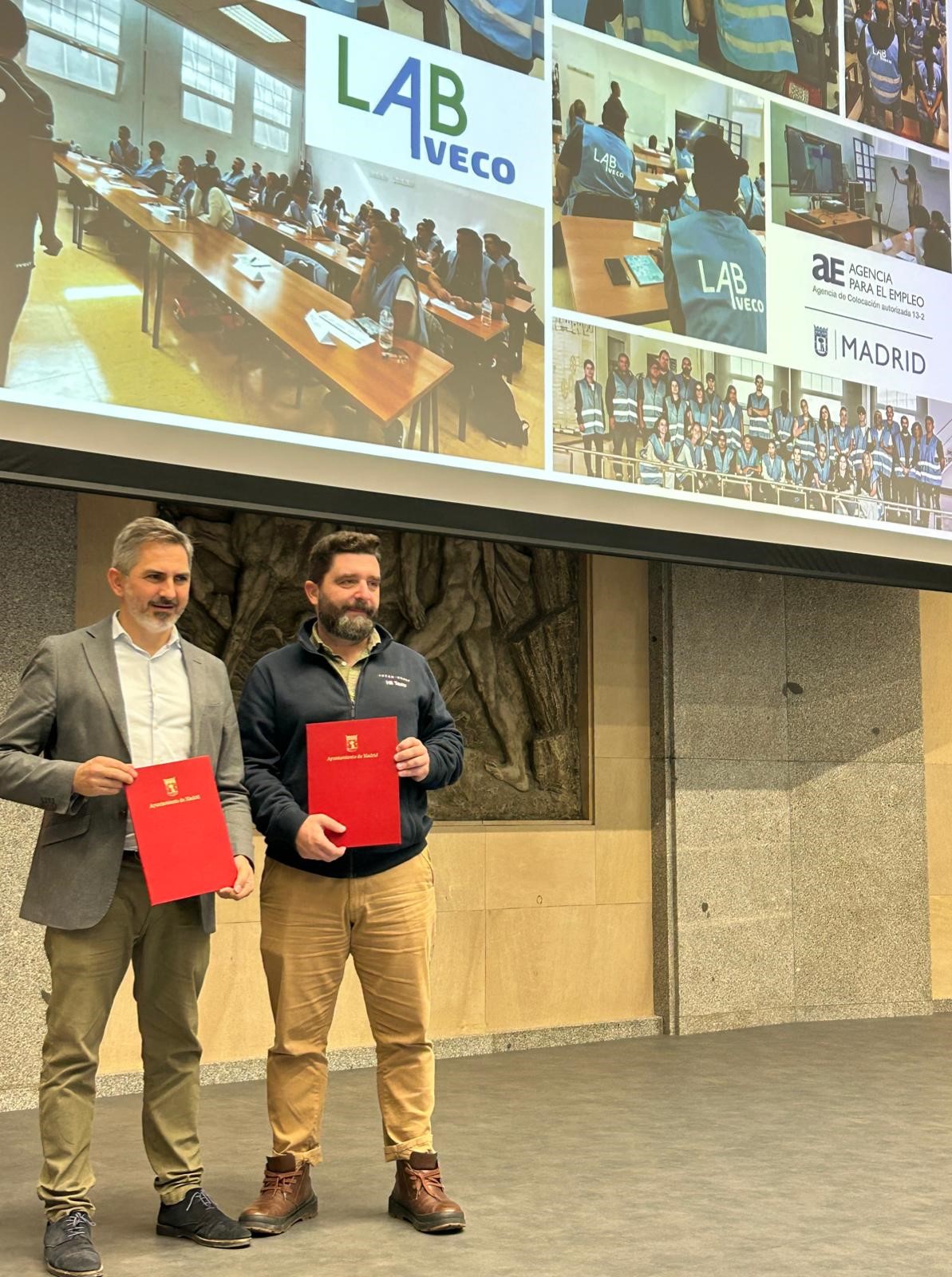 Momento de la firma del convenio entre el gerente de la Agencia para el Empleo, Pepe Aniorte, con el responsable de IVECO