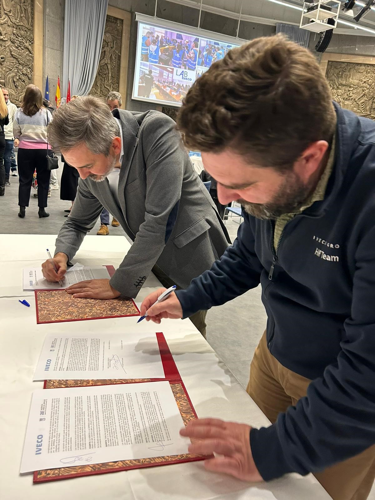 Momento de la firma del convenio entre el gerente de la Agencia para el Empleo, Pepe Aniorte, con el responsable de IVECO