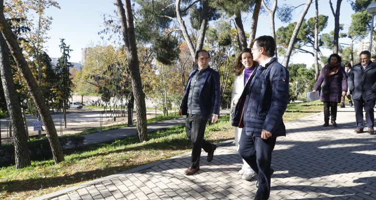 El delegado de Urbanismo, Medio Ambiente y Movilidad, Borja Carabante, acompañado por el concejal delegado de Limpieza y Zonas Verdes, Jose Antonio Martínez Páramo, y la concejala del distrito de Tetuán, Paula Gómez-Angulo
