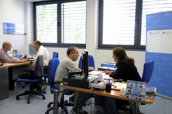 Imagen de archivo. Ciudadanos sénior recibiendo asesoramiento en la Agencia para el Empleo