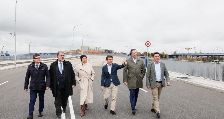 Almeida junto a la delegada de Obras y Equipamientos y los concejales de Vicálvaro y Villa de Vallecas durante la visita a los nuevos puentes