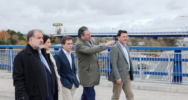 Almeida junto a la delegada de Obras y Equipamientos y los concejales de Vicálvaro y Villa de Vallecas durante la visita a los nuevos puentes