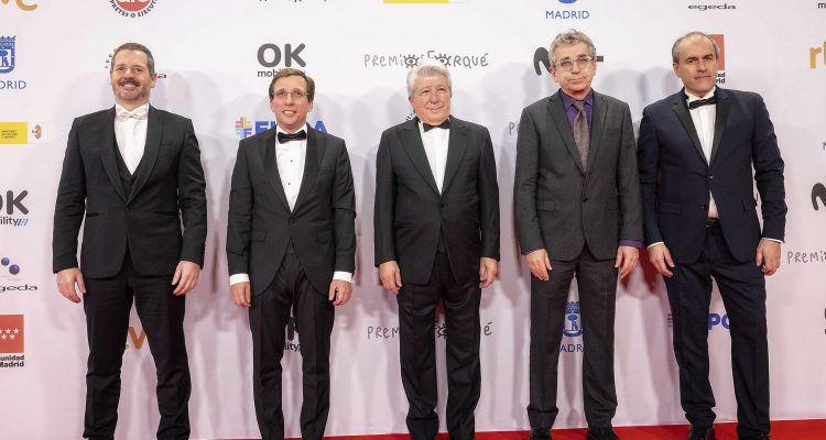 El alcalde de Madrid, José Luis Martínez-Almeida, junto a Enrique Cerezo y otras personalidades en los Premios Forqué 2023