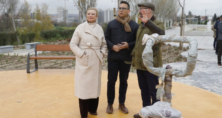 La delegada de Obras y Equipamientos y el concejal de Villaverde durante la visita a la Gran Vía de Villaverde