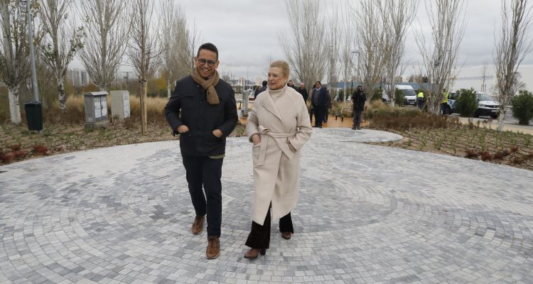 La delegada de Obras y Equipamientos y el concejal de Villaverde durante la visita a la Gran Vía de Villaverde