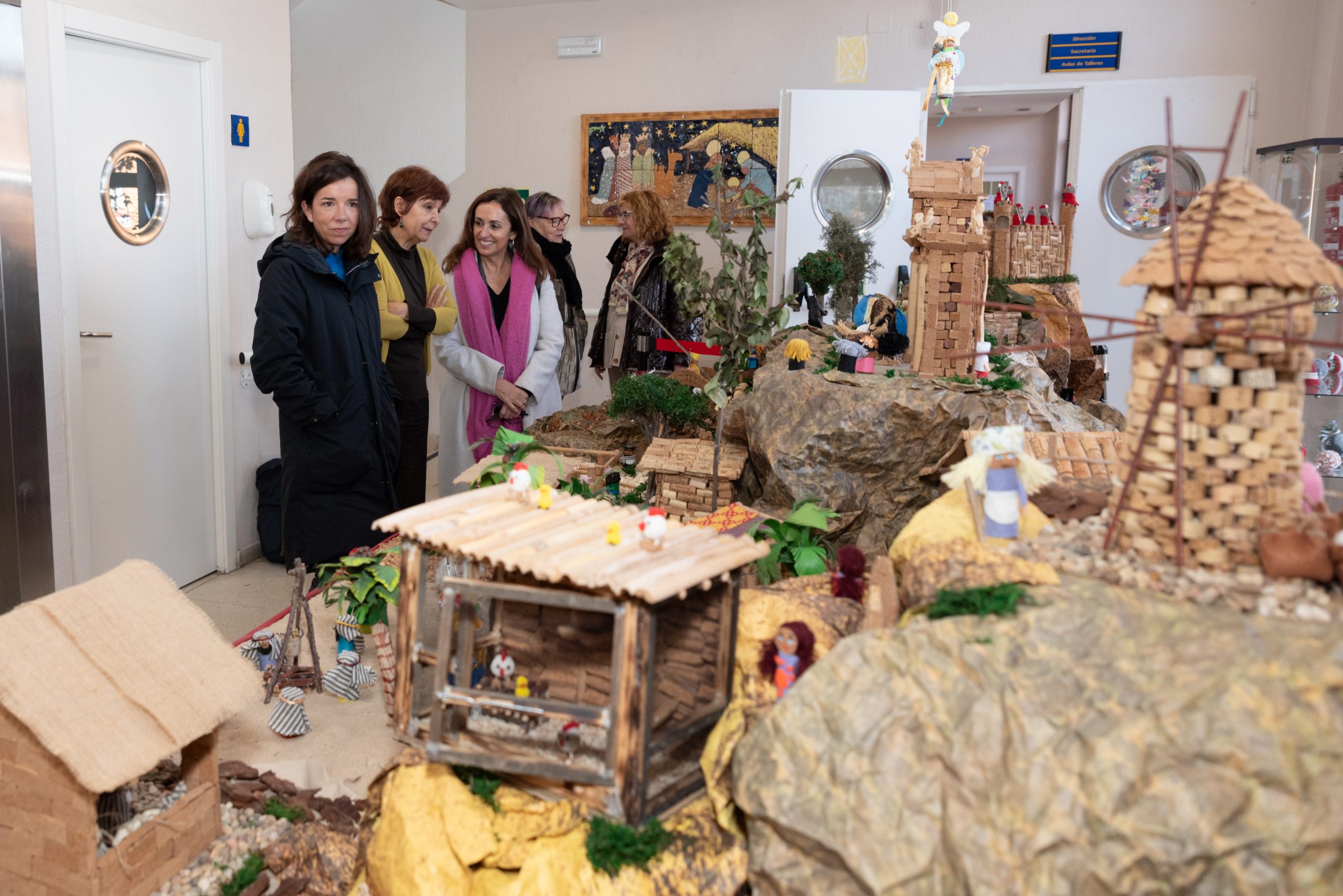 La concejala de distrito Tetuán, Paloma Gómez-Angulo, en su visita a unos de los belenes