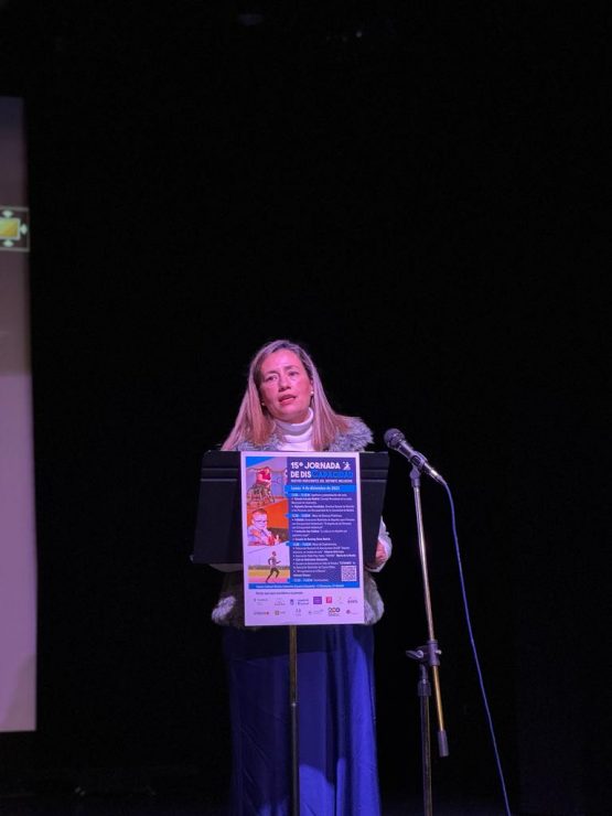 Estrada se dirige al público asistente a la jornada