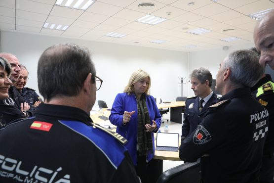 Sanz, este jueves, durante el encuentro con los agentes