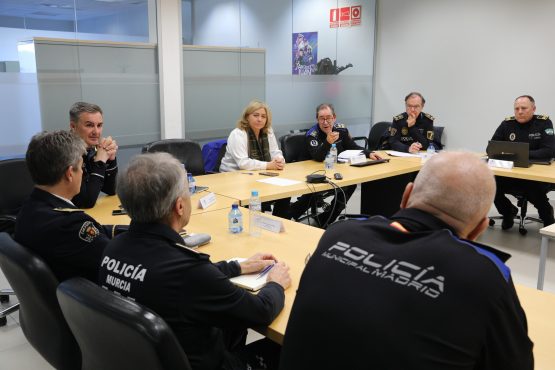 Sanz, este jueves, durante el encuentro con los agentes