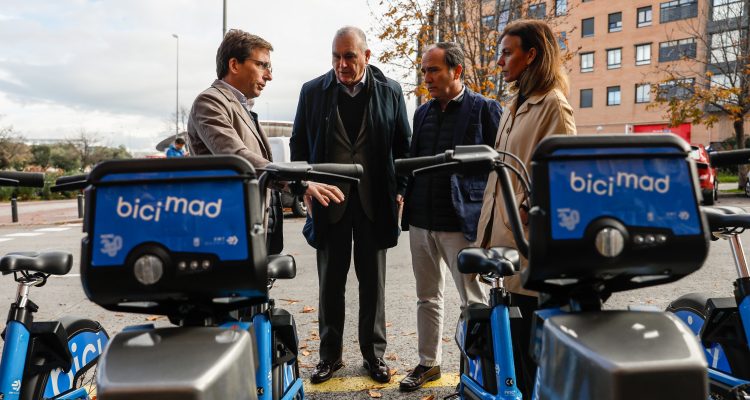 El alcalde durante la presentación de la última implantación de bicimad