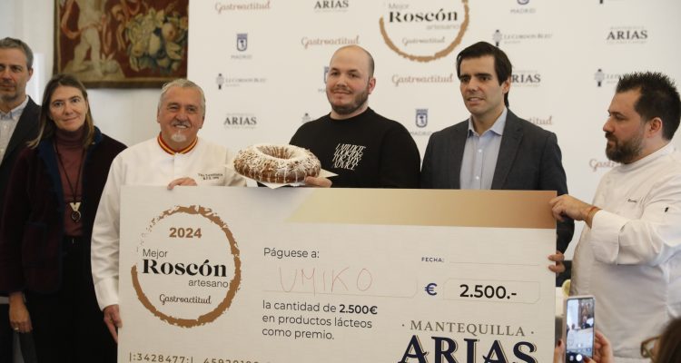 La concejala delegada de Turismo, Almudena Maíllo, con los ganadores del VI Campeonato Mejor Roscón Artesano de Madrid