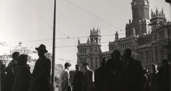 Peatones en la Plaza de Cibeles, enero de 1962