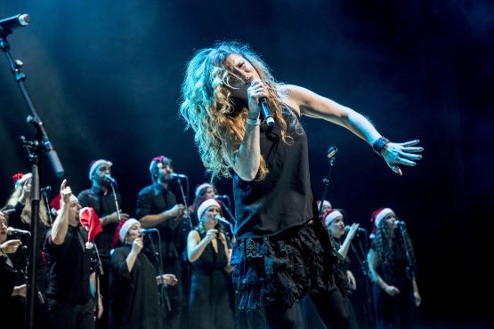 Rebeca Rods y Black Light Gospel Choir,