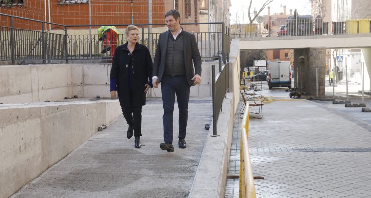 La delegada de Obras y Equipamientos y del concejal de Latina durante la visita a la calle Costanilla del Patriarca