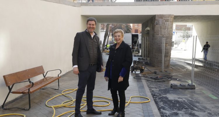 La delegada de Obras y Equipamientos y del concejal de Latina durante la visita a la calle Costanilla del Patriarca