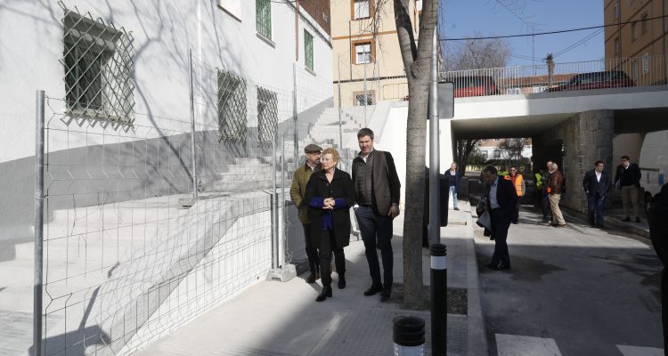 La delegada de Obras y Equipamientos y del concejal de Latina durante la visita a la calle Costanilla del Patriarca