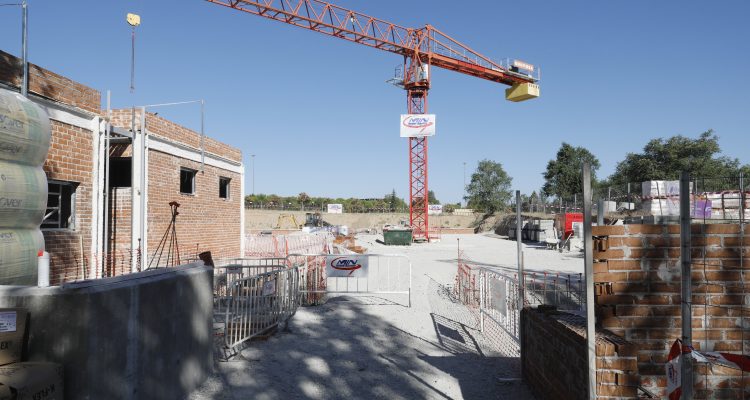 Imagen de archivo de la piscina municipal de Barajas durante su construcción el pasado verano. Ayuntamiento de Madrid