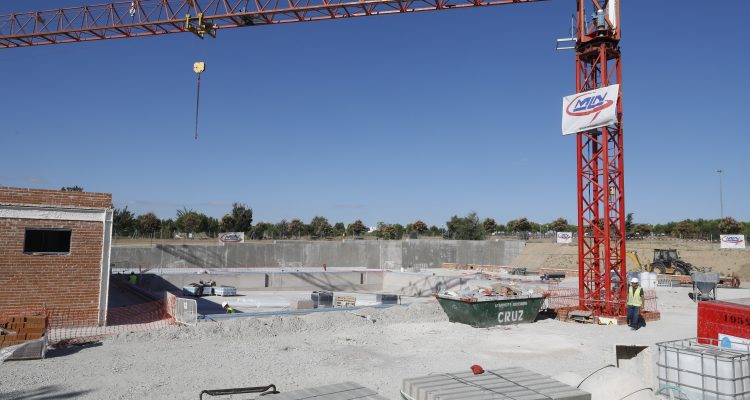 Imagen de archivo de la piscina municipal de Barajas durante su construcción el pasado verano. Ayuntamiento de Madrid