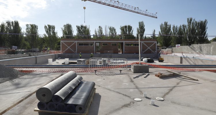 Imagen de archivo de la piscina municipal de Barajas durante su construcción el pasado verano. Ayuntamiento de Madrid