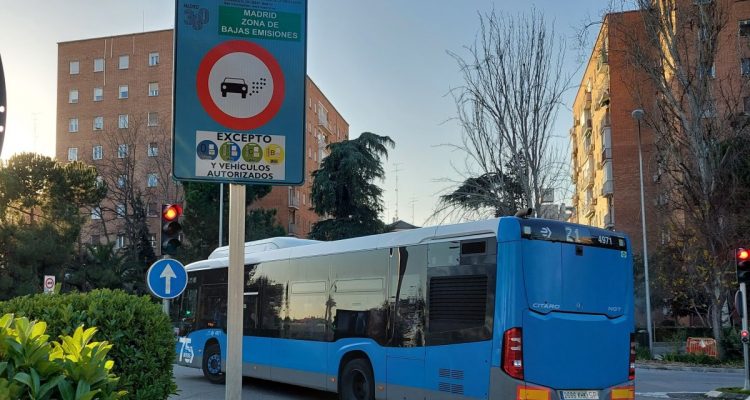 Cartel de Madrid 360 junto a autobús urbano. Imagen de archivo