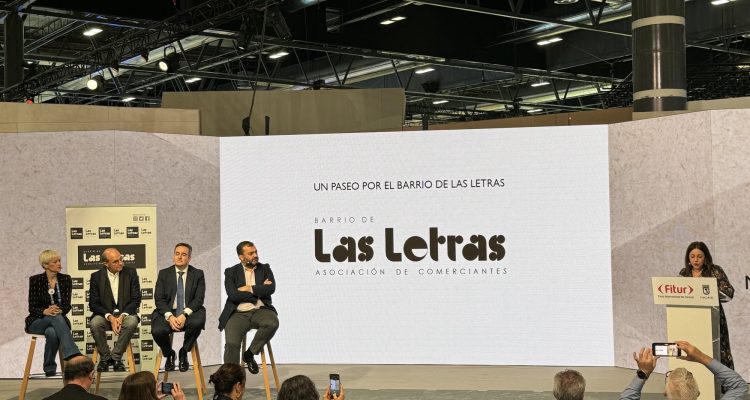El concejal de Centro, Carlos Segura, durante su asistencia a un coloquio sobre el Barrio de las Letras en Fitur 2024
