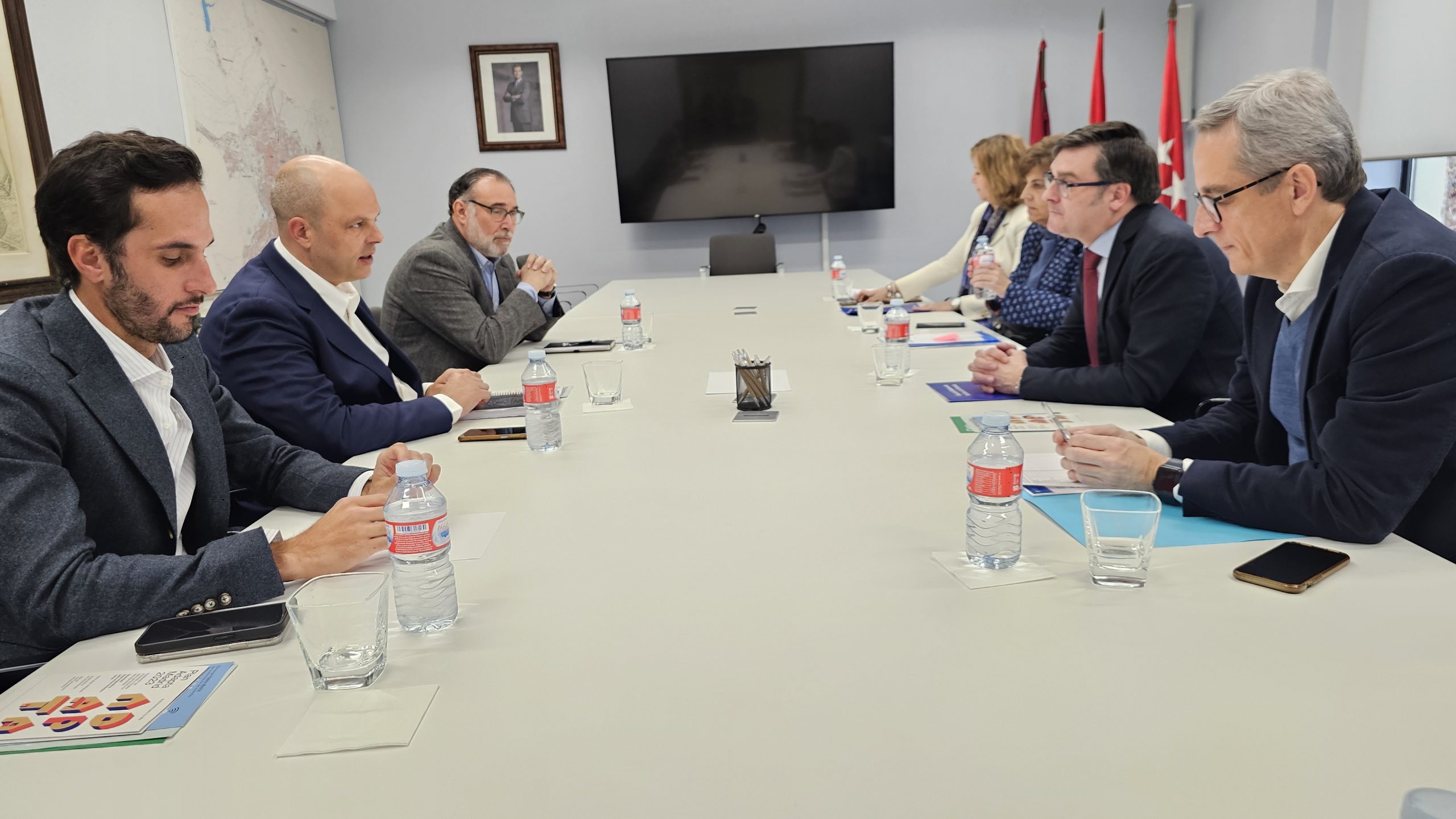 Álvaro González durante la reunión con Óscar Fidalgo
