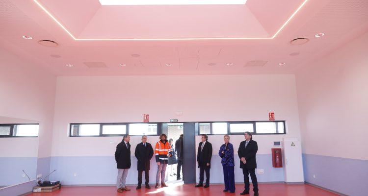 La delegada de Obras y Equipamientos y el concejal de Hortaleza visitan el nuevo gimnasio del CDM Hortaleza