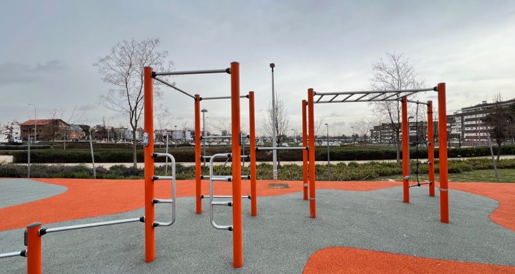 Aparatos de calistenia en el CDM Barajas