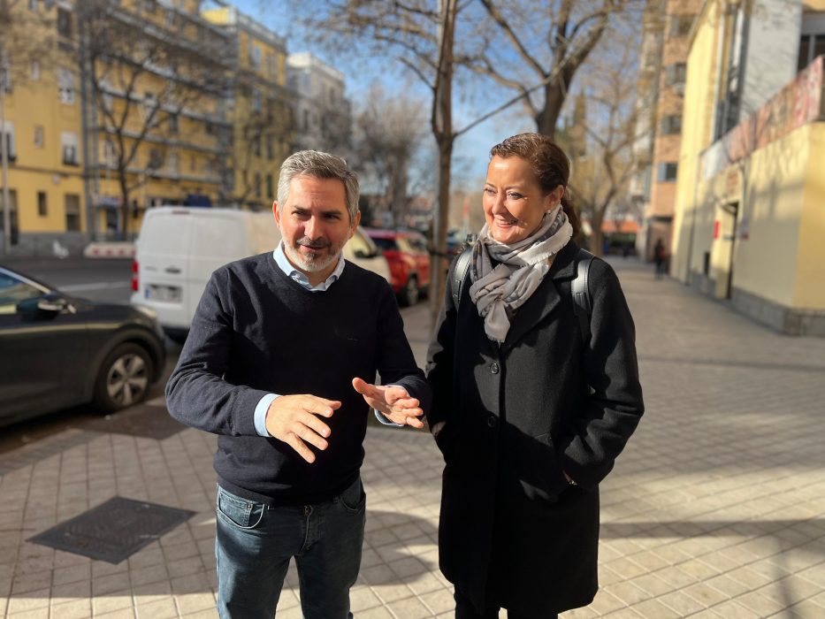 Pepe Aniorte y Lola Navarro en la calle Guillermo de Osma donde está situado el bus de Empleo