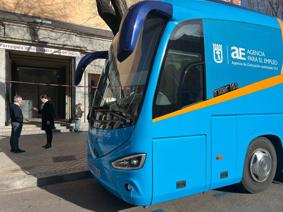 Lateral del Bus de Empleo situado en la calle Guillermo de Osma, 10