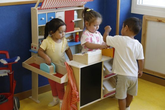 Niños en la Escuela Infantil El Mamut. Imagen de archivo