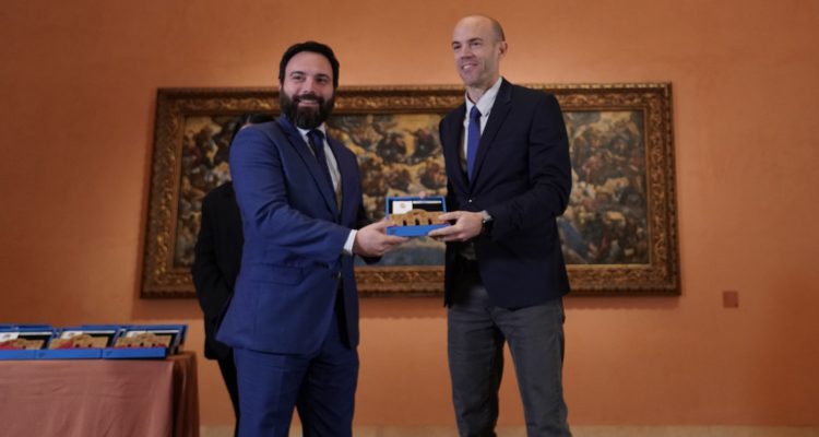 Angel Niño entrega uno de los premios