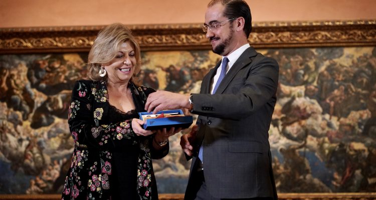 Engracia Hidalgo hace entrega de uno de los galardones