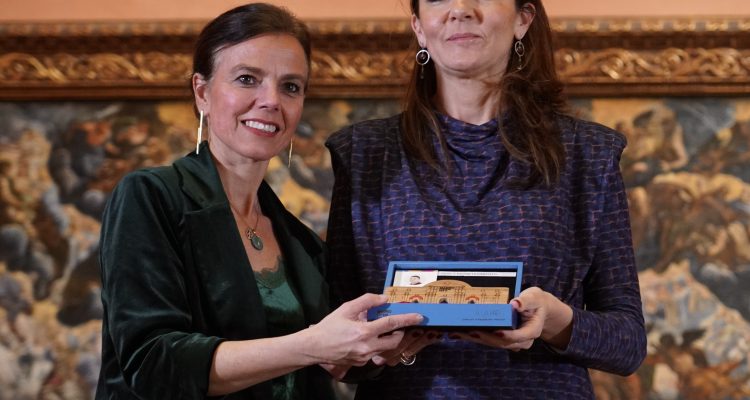 Almudena Maíllo posa con una de las galardonadas tras entregarle el reconocimiento